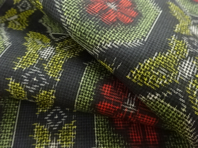  未使用品　花亀甲に蝶模様織出し本場村山大島紬着物